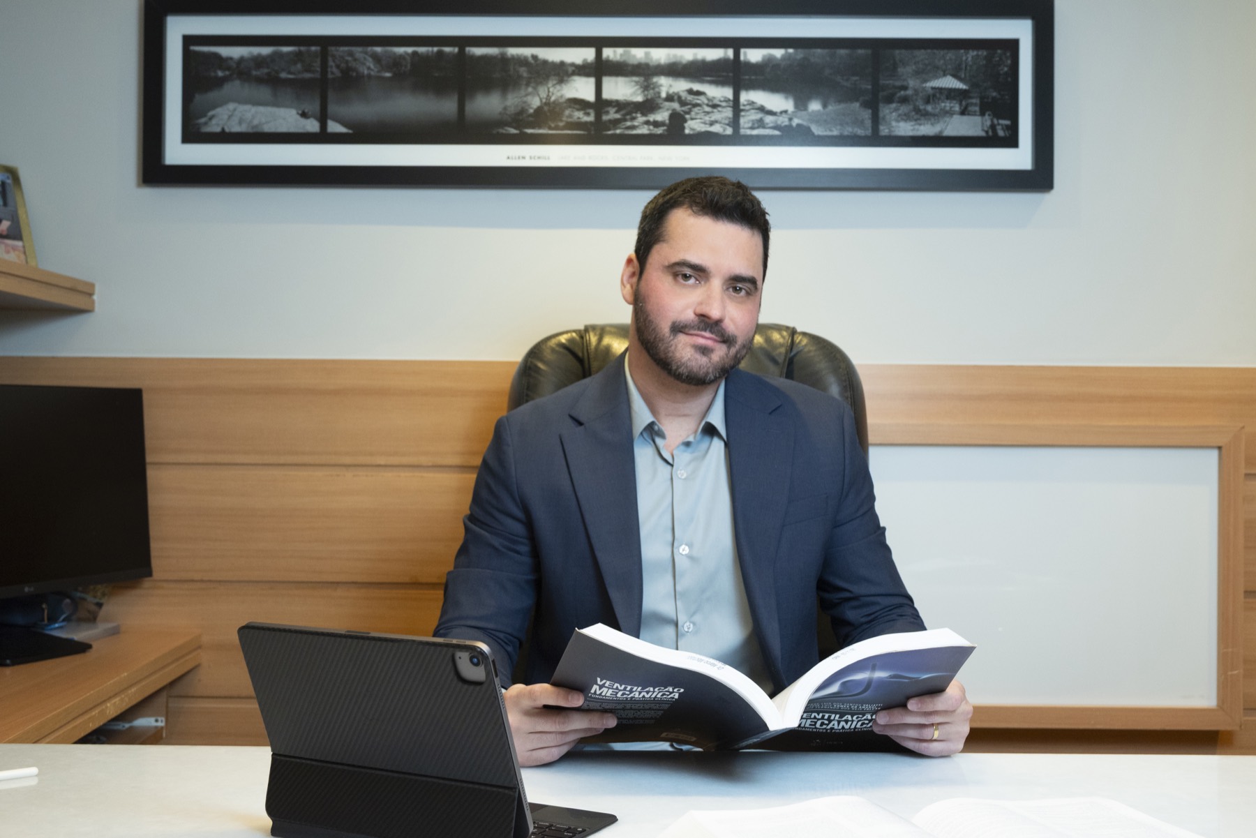 Dr. Marcio Machado estudando uma referência de Ventilação Mecânica — a experiência de Medicina Intensiva aplicada ao consultório